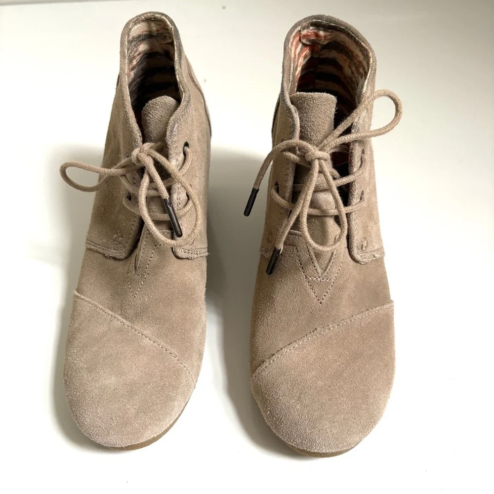 Toms | Women’s Brown Tan Suede Lace Up Tie Desert Wedge Ankle Boot Size 9 - Picture 2 of 7